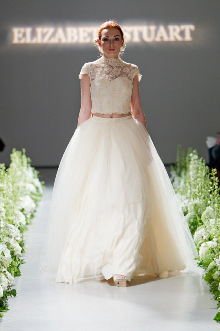 Myšlienka svadobného oblečenia - top s golierom a rukávmi z čipky skrátené oblečenie pre čipkované rukávy so svadobným golierom a širokou sukňou