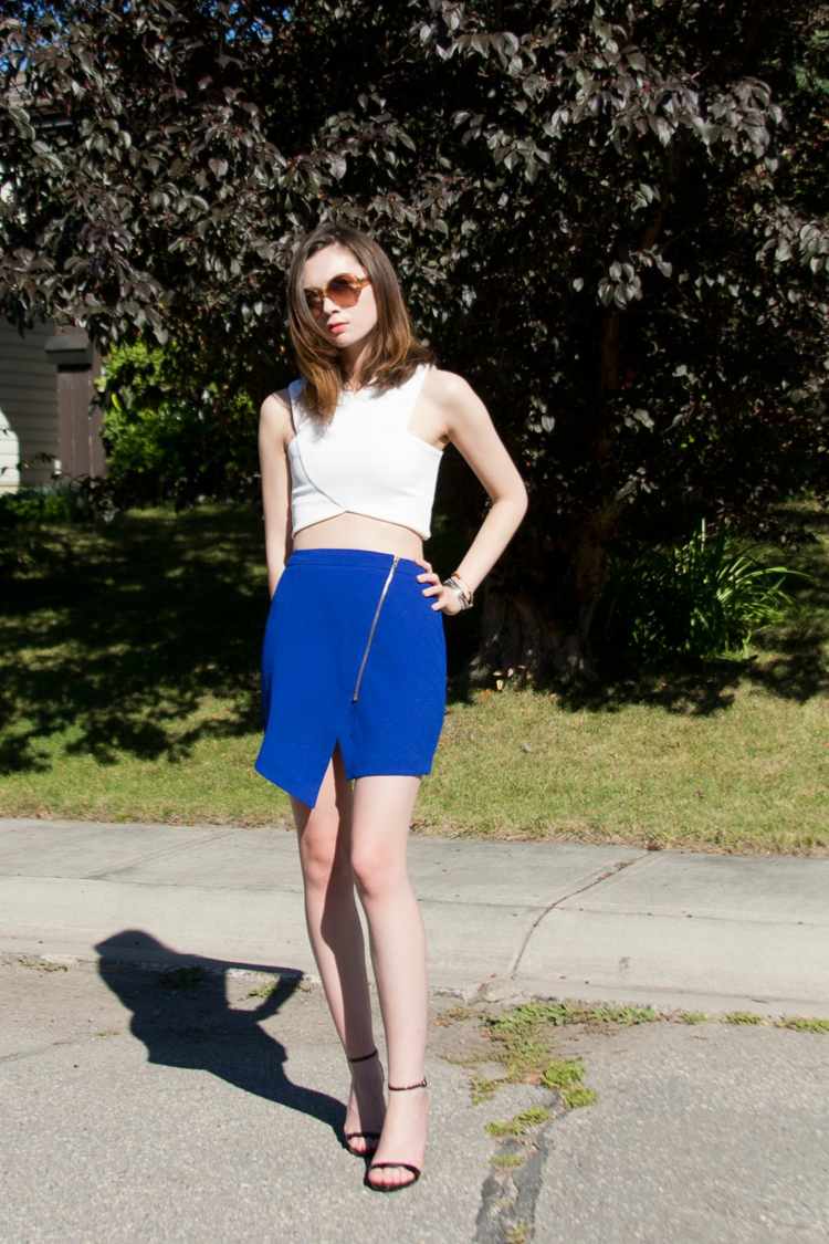sukňa modrý zips ostrihané biele vysoké podpätky