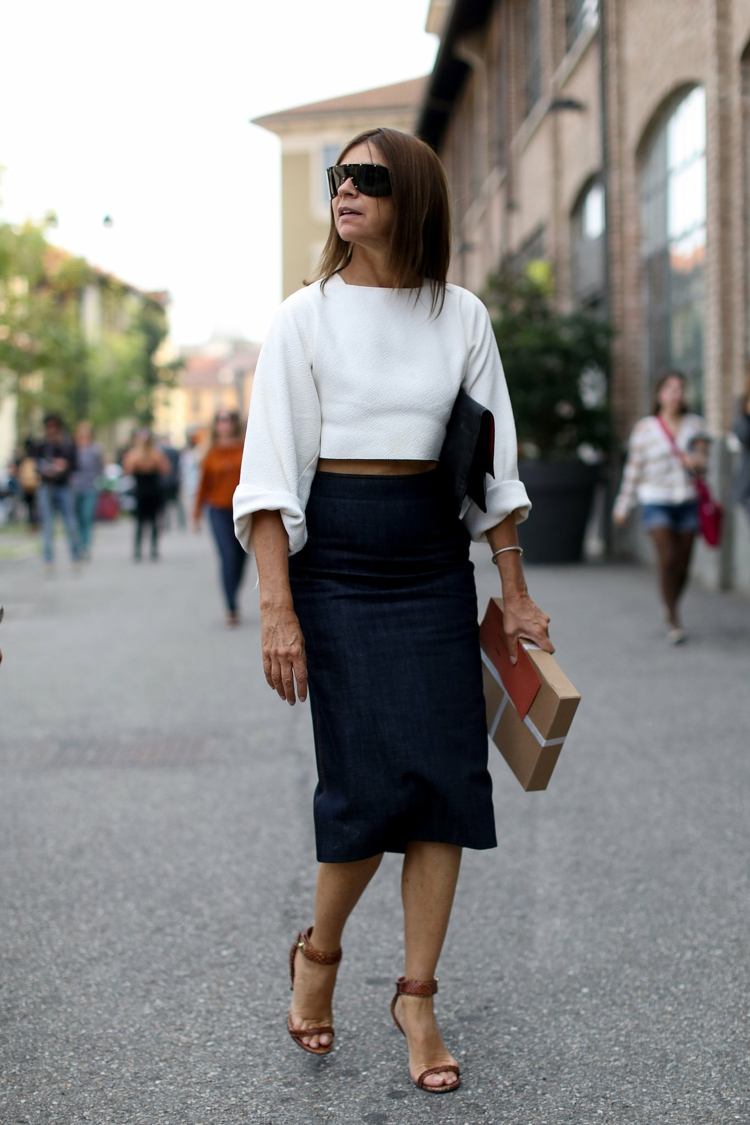 módny trend biele pončo skrátená sukňa v páse