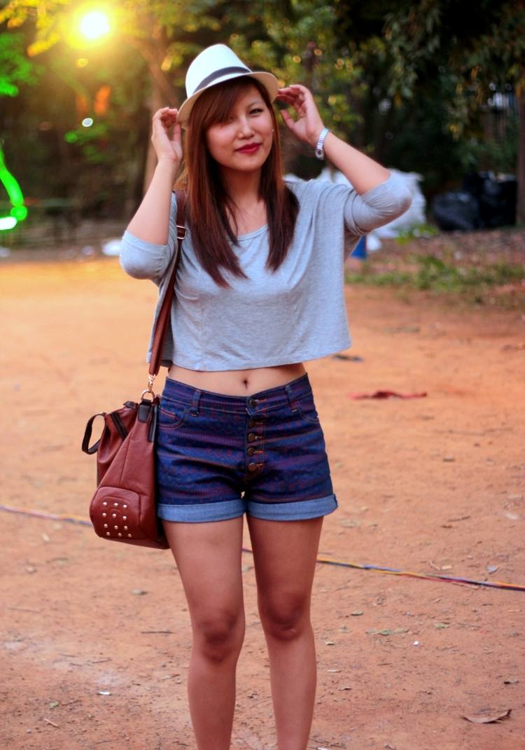 modré červené riflové nohavice voľný vrchný orezaný klobúk