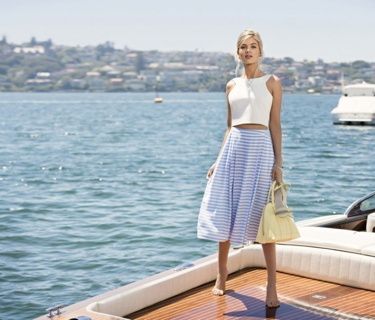 midi sukňa námornícka modrá biela top holá stredná jachta more