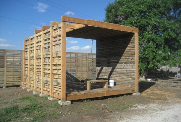 stavať obdĺžnikové konštrukcie s drevenými paletami