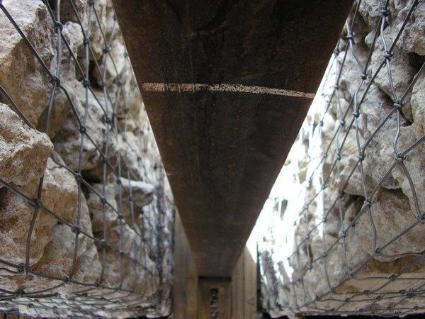 stavebné konštrukcie z kameňa s drevenými paletami