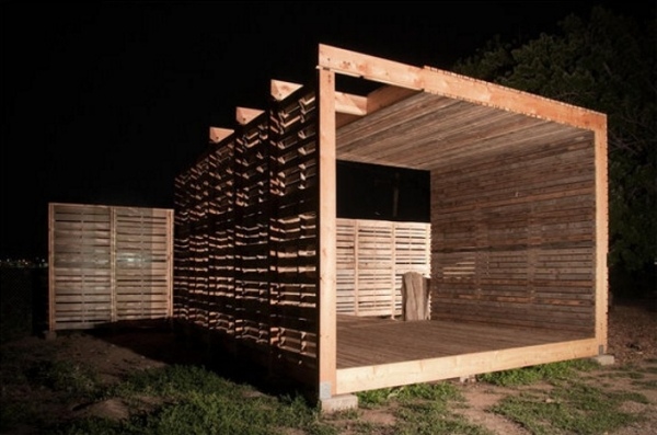 stavať hranaté konštrukcie s drevenými paletami