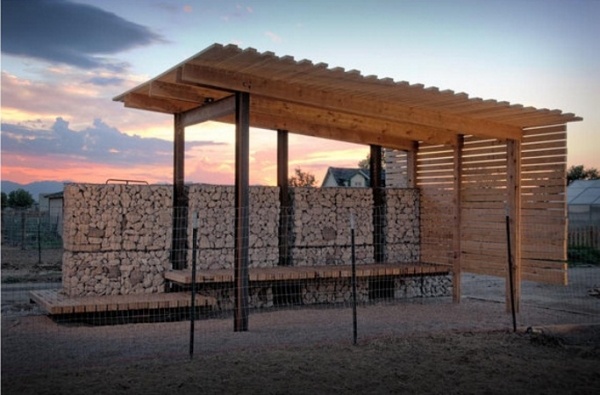 budova s ​​drevenými paletami, konštrukcie z kamenného dreva