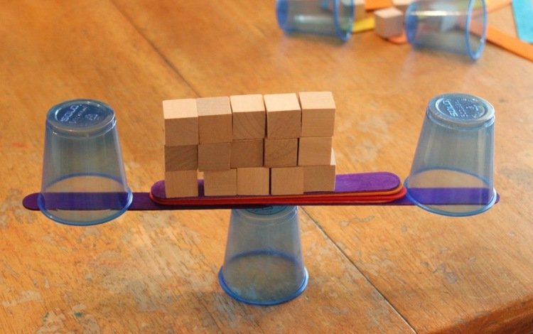 stavať-deti-konštruktívne-hry-šálky-drevené lopatky-drevené kocky