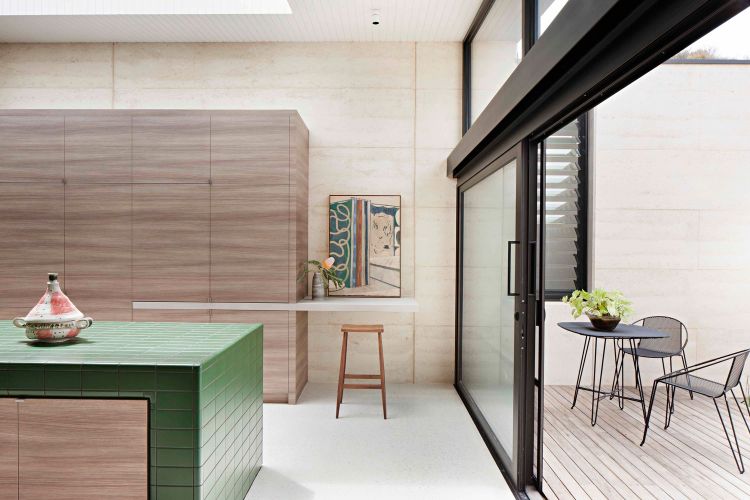 budova s ​​narazenou zemou hybridný materiál moderná architektúra vrstva dom vrstvy zelené dlaždice kuchynský ostrov