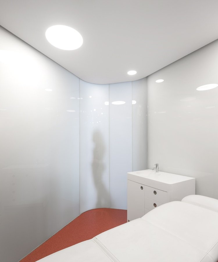 Interiér kliniky sklenená stena červená vinylová podlaha Led svetlo studená biela