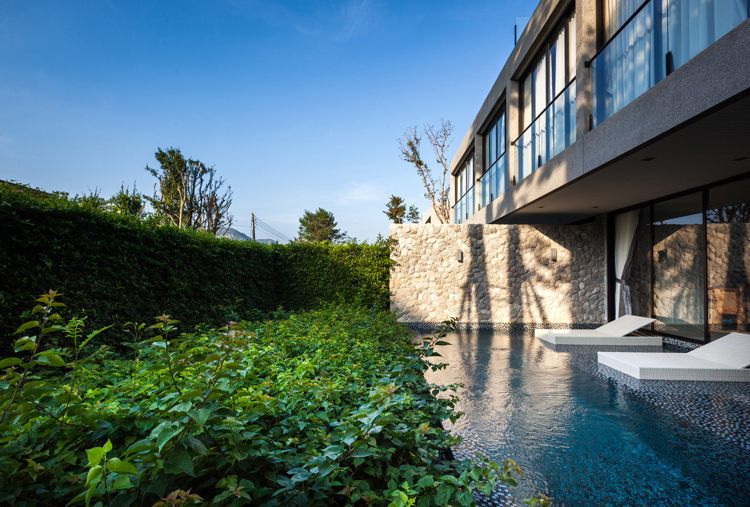 Postavte podľa bazénových ležadiel Feng Shui veľa zelených obrazoviek na ochranu osobných údajov