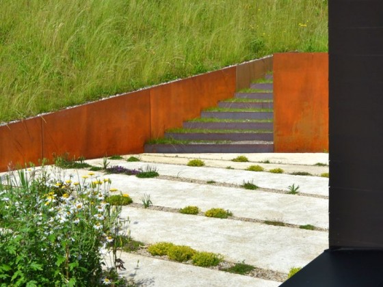 záhradný dizajn farma záhrada oporný múr oceľové schody otvorený priestor architektúra