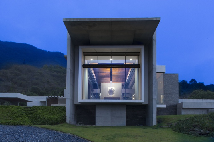 Dom v štýle Bauhaus -žula-betón-architektúra-veľkoformátové-okná