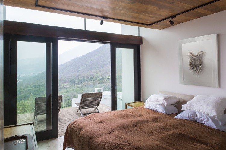 dom v štýle bauhaus-žula-betón-drevo-spálňa