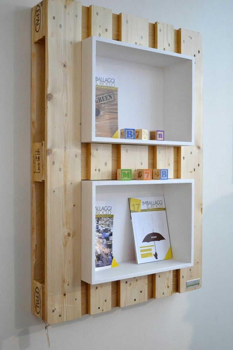 nápady na stavbu-s-europaletami-nástennou-policovou-starou-zásuvkou