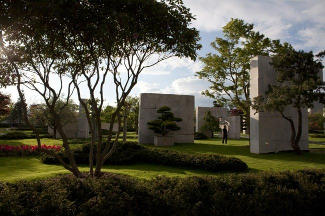 Trávnik sochami kameňa so stromovým chodníkom Kamenné sochy trávnik Švajčiarsko