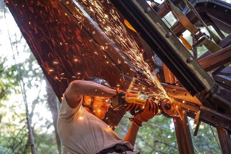 dom na strome vyrobený z dreva, skla, skla, šišky, tvarová konštrukcia, stabilná