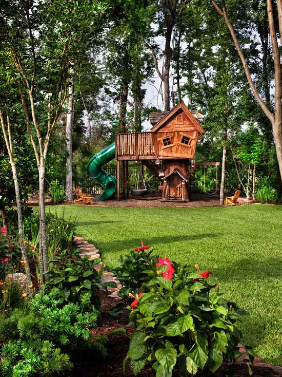 stavba dreveného domu na strome v záhrade - návrh detského ihriska