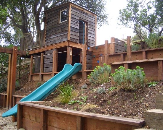 Neobvyklé možnosti postaviť dom na strome so šmykľavkou