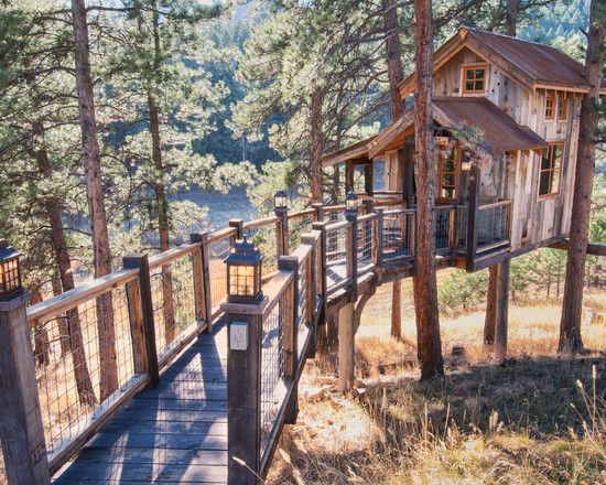 domček pre deti s mostovým chodníkom-dom na chodníku v lese útočisko pre deti