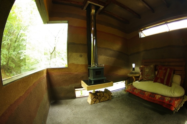 Nasu stavia dom v lesnom magickom dome na strome