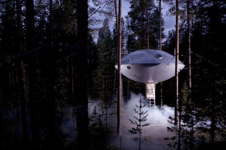 Treehouse-hotel-Švédsko-ufo-mimozemský les-oválna kapsula