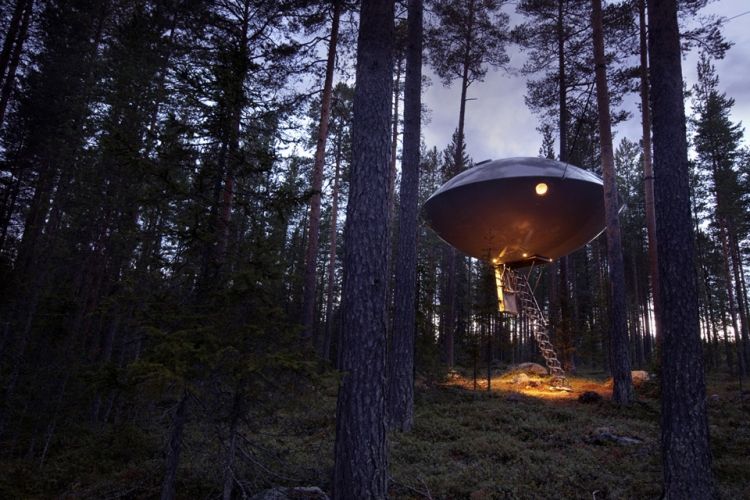 treehouse-hotel-švédsko-ufo-rebrík-les-deisgn-moderná architektúra