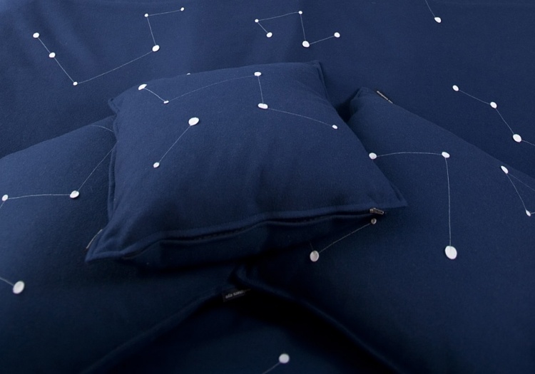 stromový dom-hotel-švédsko-ufo-posteľná bielizeň-modrá-hviezdičková mapa-modré bodky