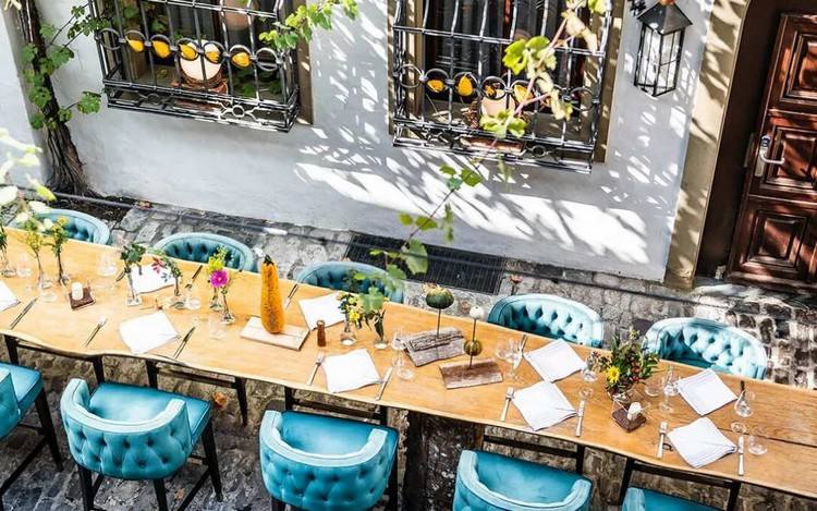 Stoly na okraji stromu v zariadení záhradný stôl z dubového dreva