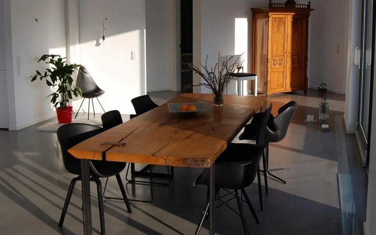 Jedálenský stôl z pravého dreva v jedálni vo vidieckom štýle