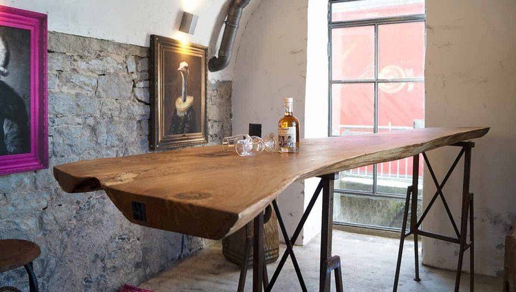 Okrajové stoly z dubového dreva v jedálni s kovovými nohami