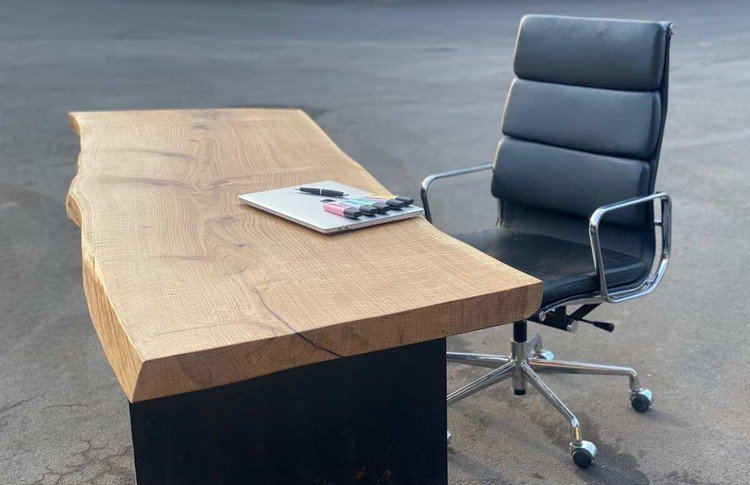 Stôl na okraji stromu pre domácu kanceláriu