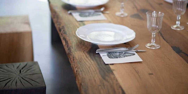 Stoly na okraji stromu v jedálni prírodný povrch nie sú zapečatené