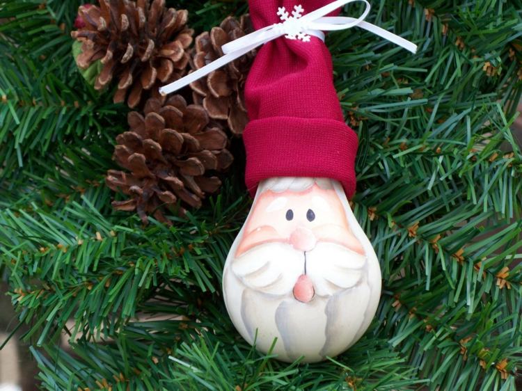 strom-ozdoby-vianoce-žiarovky-deti-santa-claus-fúzy-maľba