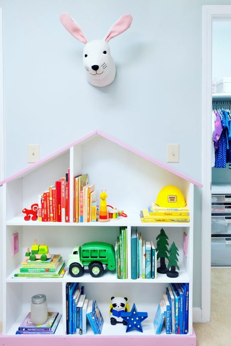 Postavte poličku v tvare domu pre hravý nápad na skladovanie pre deti