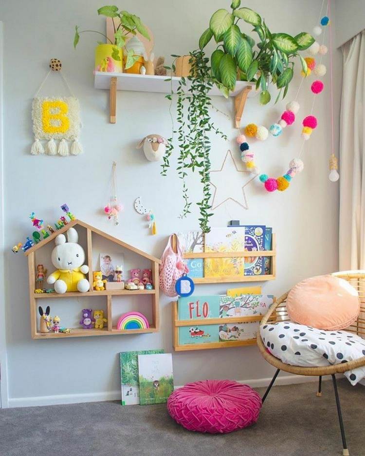 Priestorovo úsporný nápad na skladovanie s drevenými pásikmi - pásy na knihy pre domácich majstrov