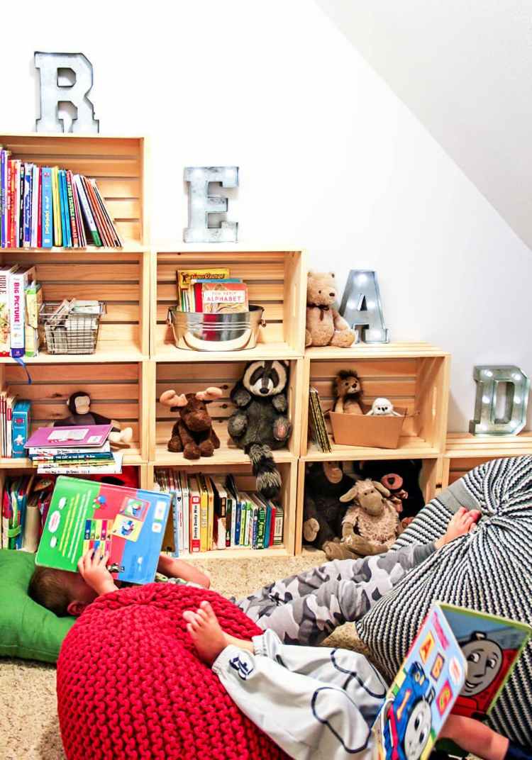 Úložisko kníh v detskej izbe s rustikálnymi drevenými škatuľami ako polica