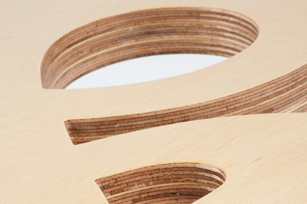 stôl pre dva drevené výrobky s moderným dizajnom