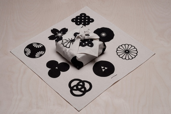 čiernobiele drevené výrobky s moderným dizajnom