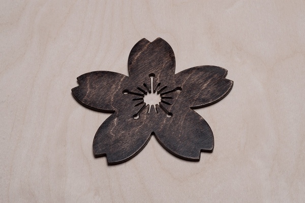 kvetinové podložky sakura z dreva s moderným dizajnom