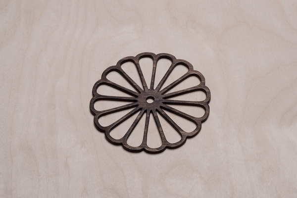 Dizajnové podložky kiku z dreva s moderným dizajnom