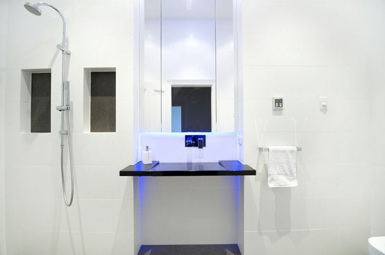 Nápady do kúpeľne LED osvetlenie dizajn bielej steny