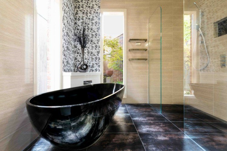 Obrázky čierna vaňa tmavé obklady piesková farba steny