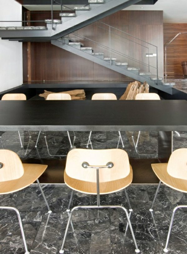 Žulové stoličky zo svetlého dreva