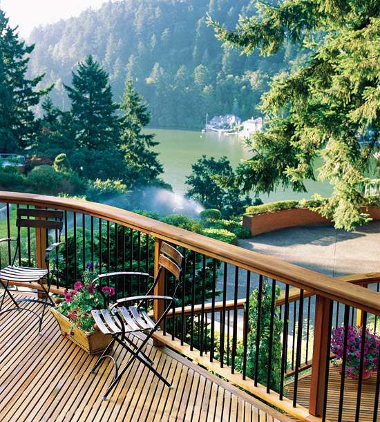 panoramatický pohľad na viacúrovňový dizajn terasy