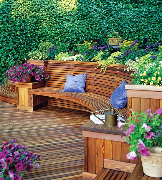 príklad viacúrovňovej vstavanej lavice s dizajnom terasy