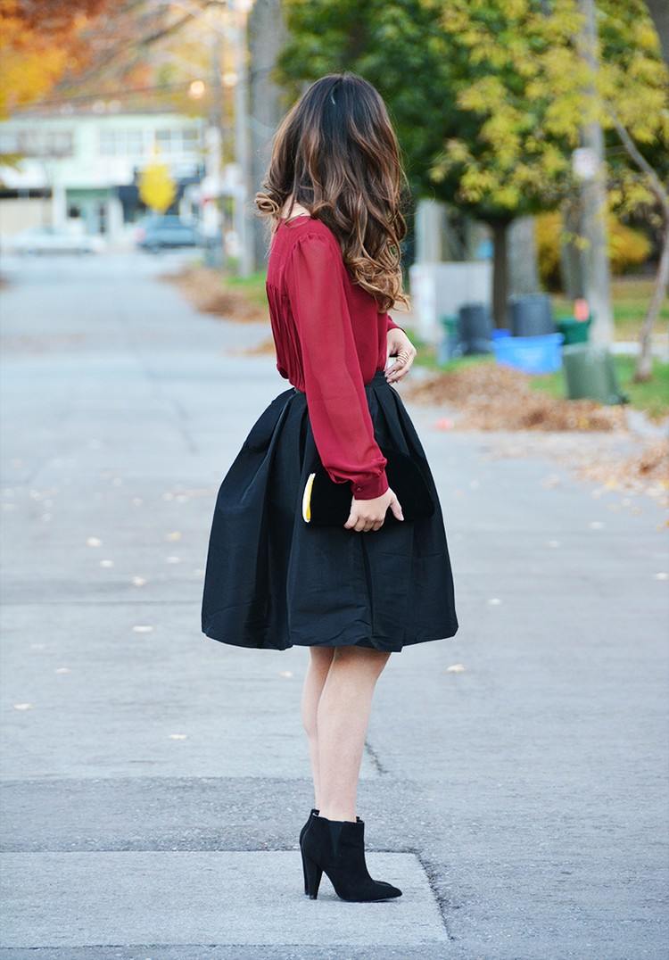 bobuľové tóny kombinujú čierny jesenný outfit