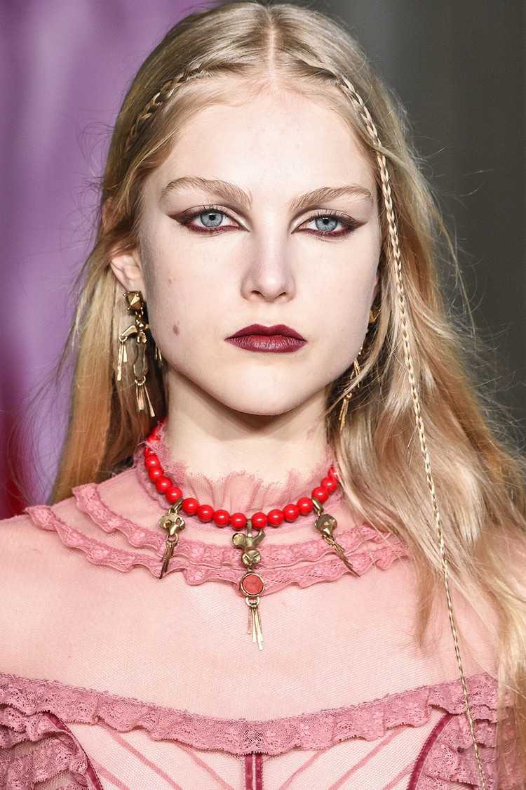 módny trend bobule tóny šaty make -up rúž