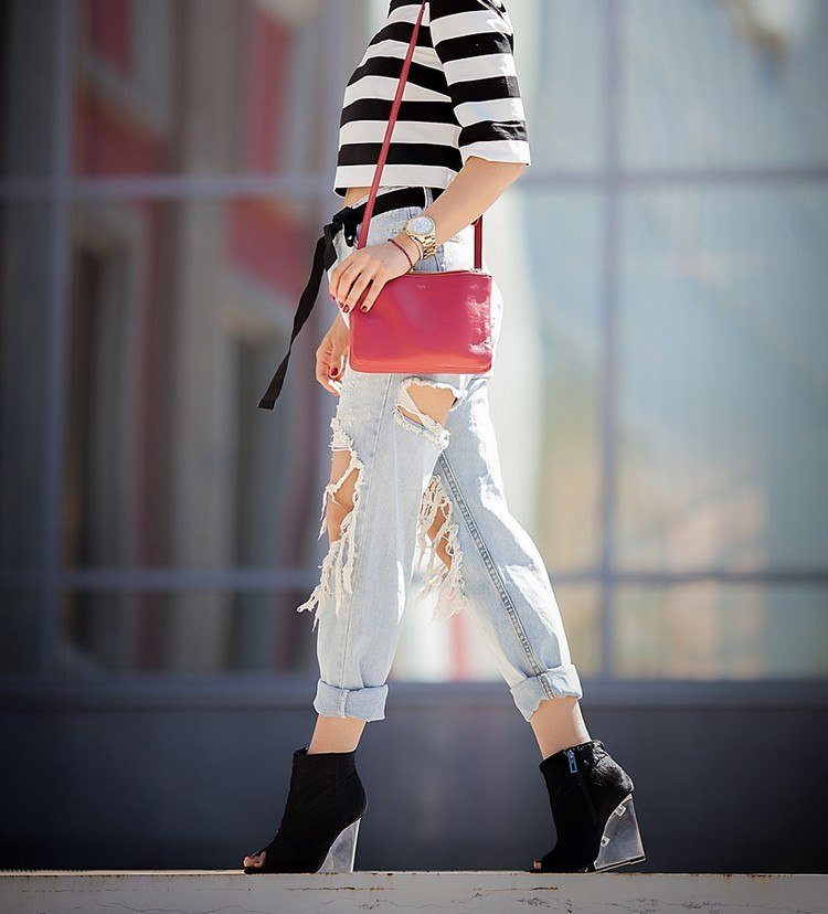 doplnky bobuľové tóny kombinujú čiernobiely denim