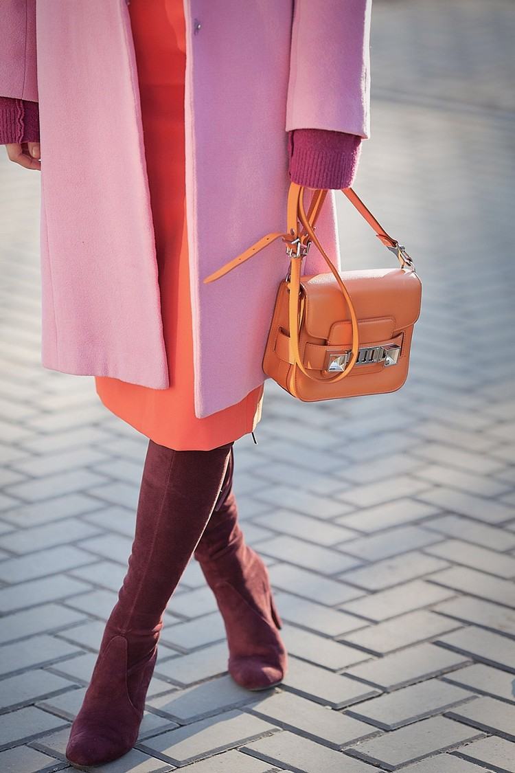 rôzne tóny bobúľ kombinujú trend blokovania farieb