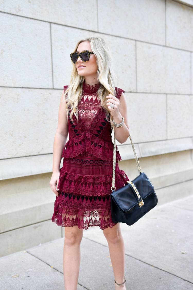 šaty berry čipka moderná krátka čierna taška