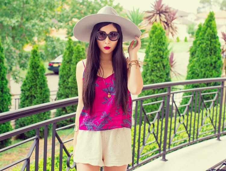 bobuľové tóny letný outfit top tropický vzor